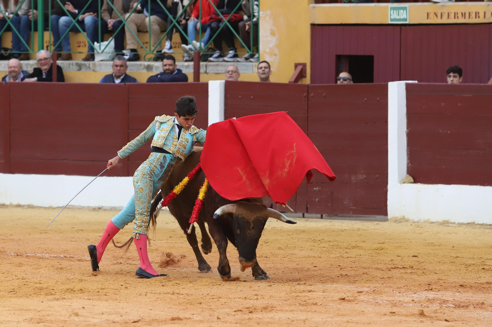 Imágenes de la novillada previa a la Semana Santa en la plaza de toros de La Línea