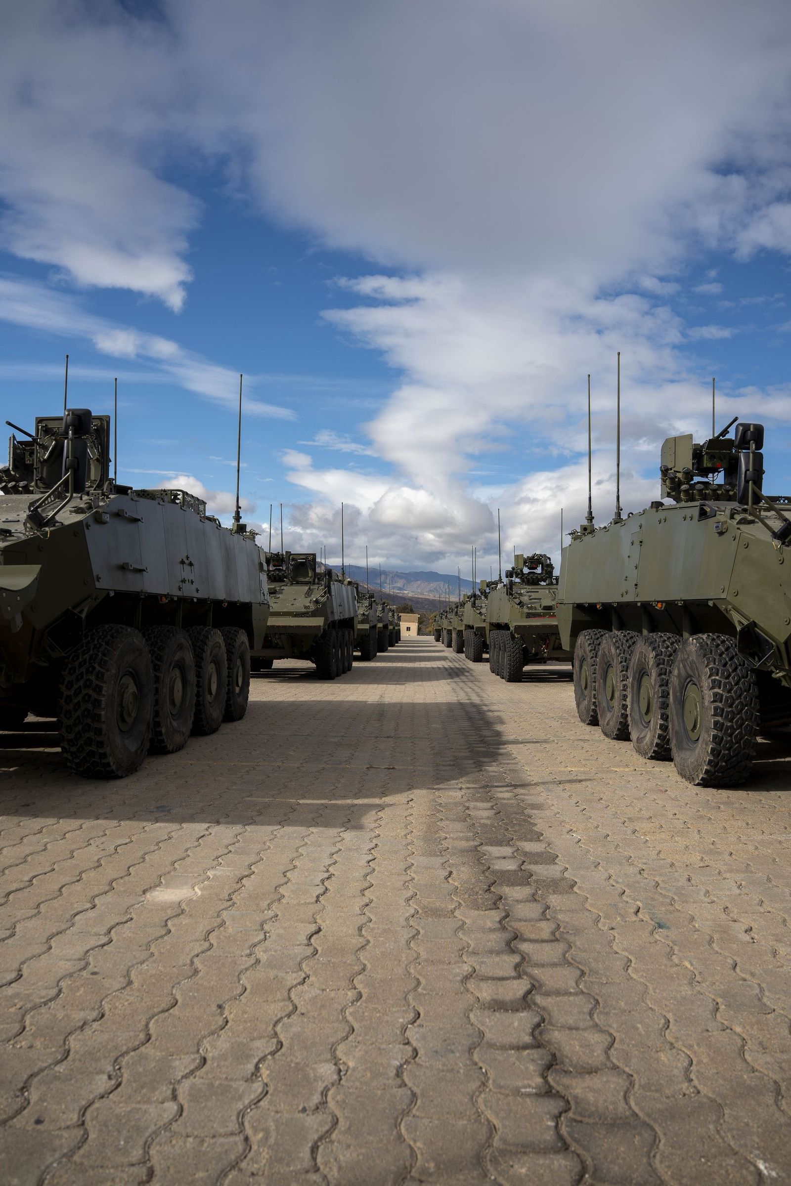 Margarita Robles entrega en Viator los primeros vehículos 8x8 ‘Dragón’ al Ejército de Tierra