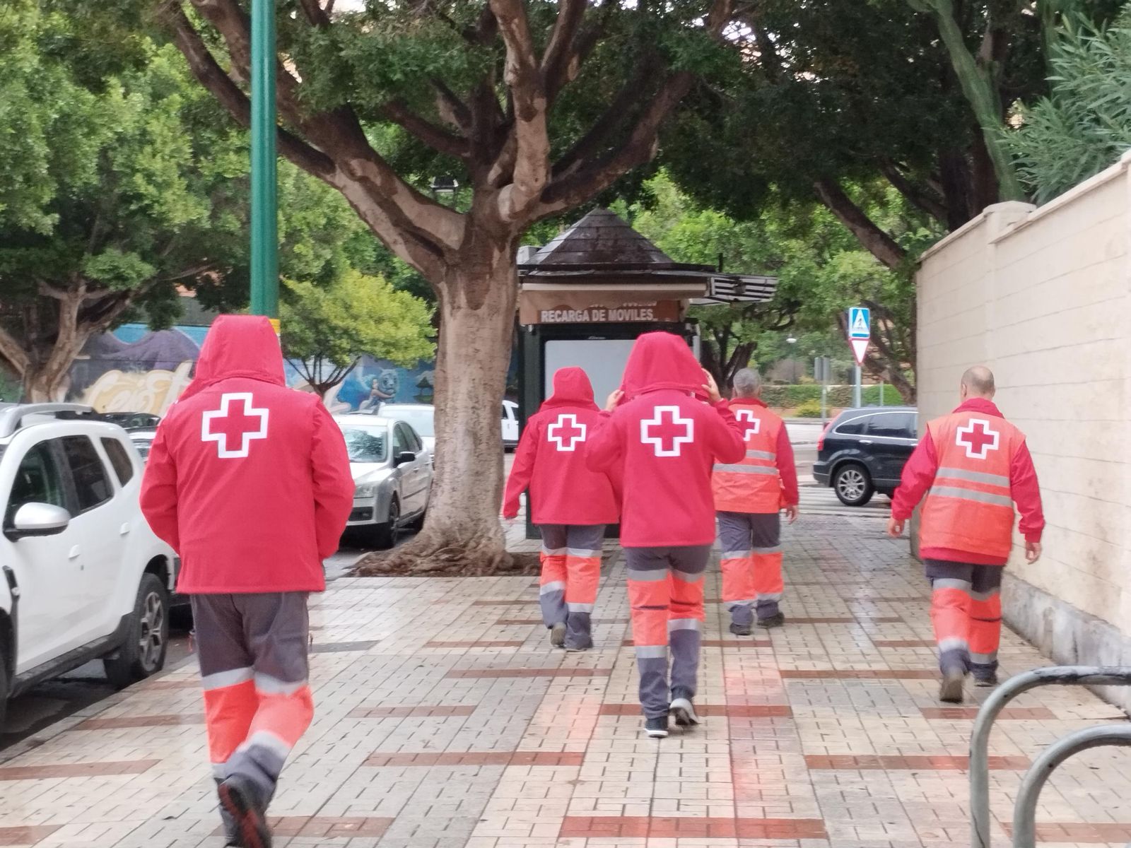 Voluntarios de Cruz Roja, este miércoles, en el polideportivo de Tiro de Pichón.