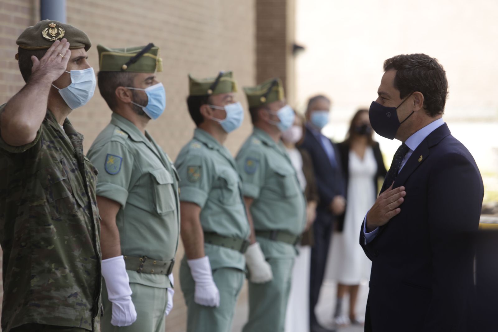 Fotos de la visita de Juanma Moreno a la Legión en Ronda