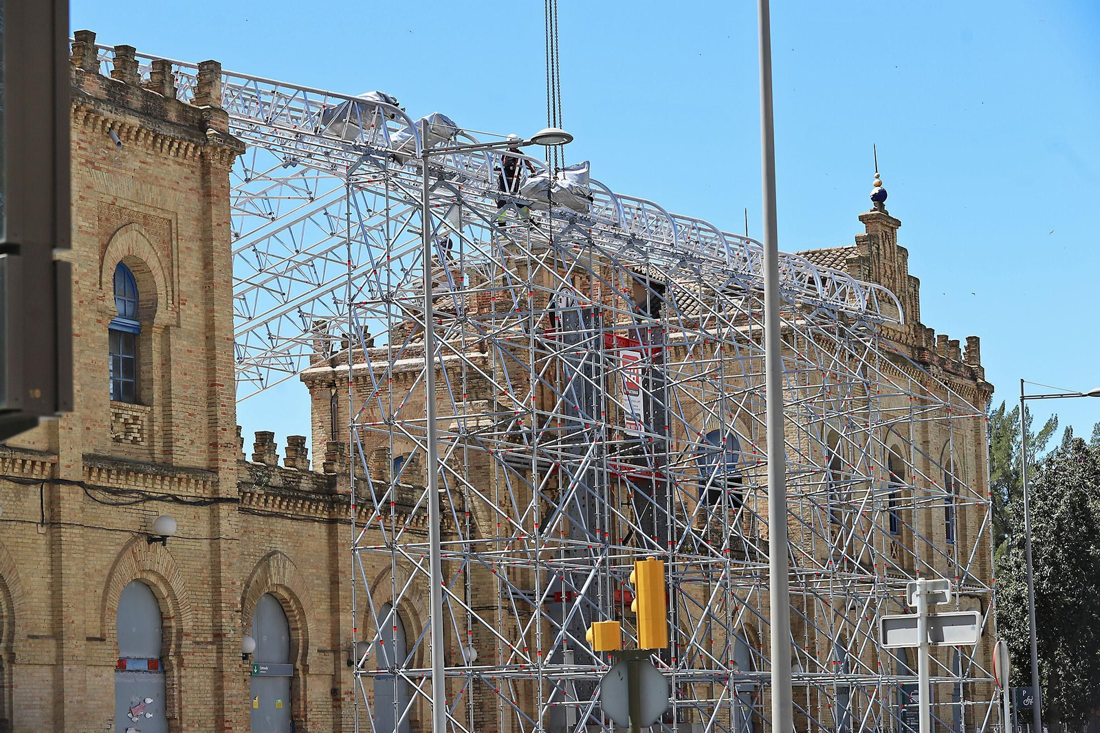 Imágenes del montaje del techo de la antigua estación de trenes de Huelva