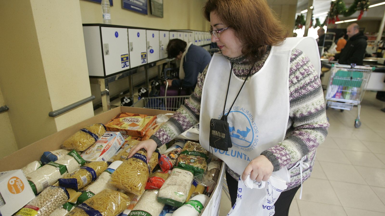 Los alimentos no perecederos que se requieren son: legumbres (secas o cocidas), conservas (pescado, carne y verduras), aceite, leche, tomate frito y caldo.
