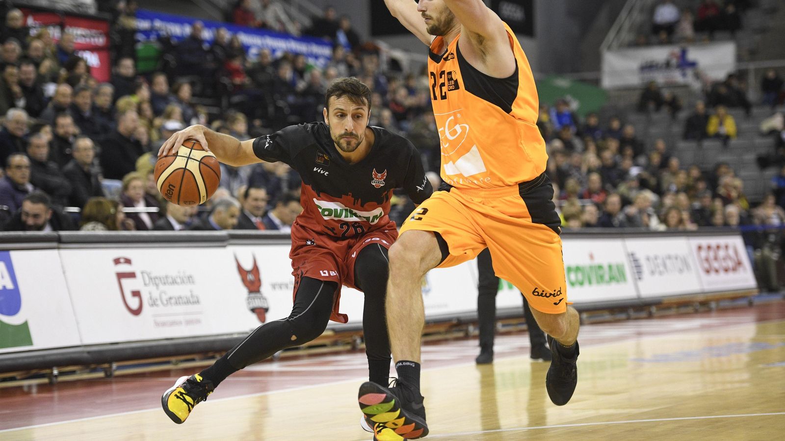 Carlinhos finta a un rival en un duelo de la presente temporada disputado en el Palacio de Deportes.