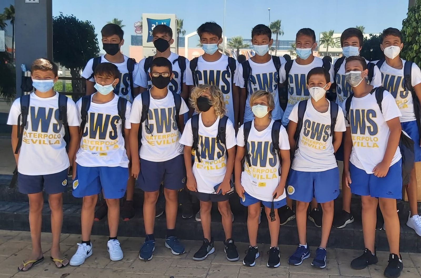 El equipo infantil del Waterpolo Sevilla posa durante el Campeonato de España en Málaga.