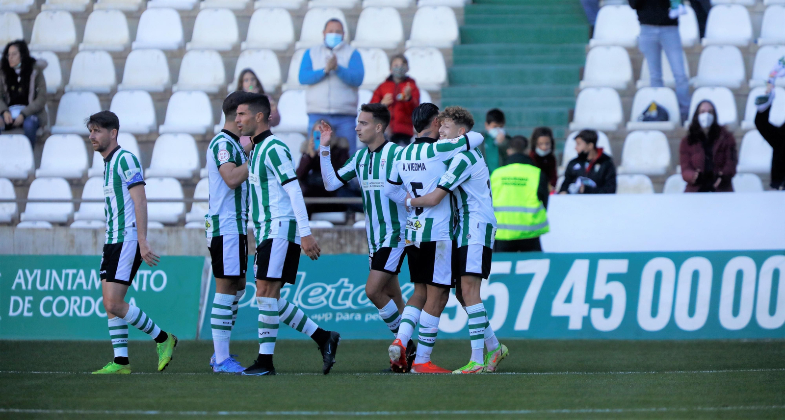 Los jugadores del Córdoba CF celebran un gol en su último partido en El Arcángel.