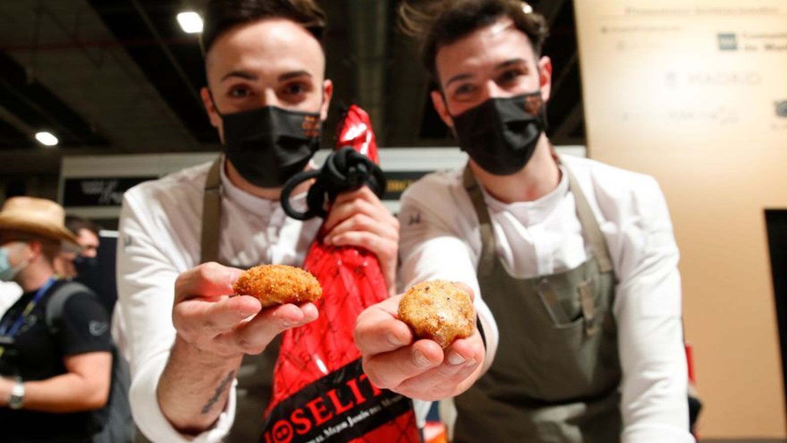 Javier Sanz y Juan Sahuquillo muestran sus croqueta de jamón, las mejores de nuestro país.