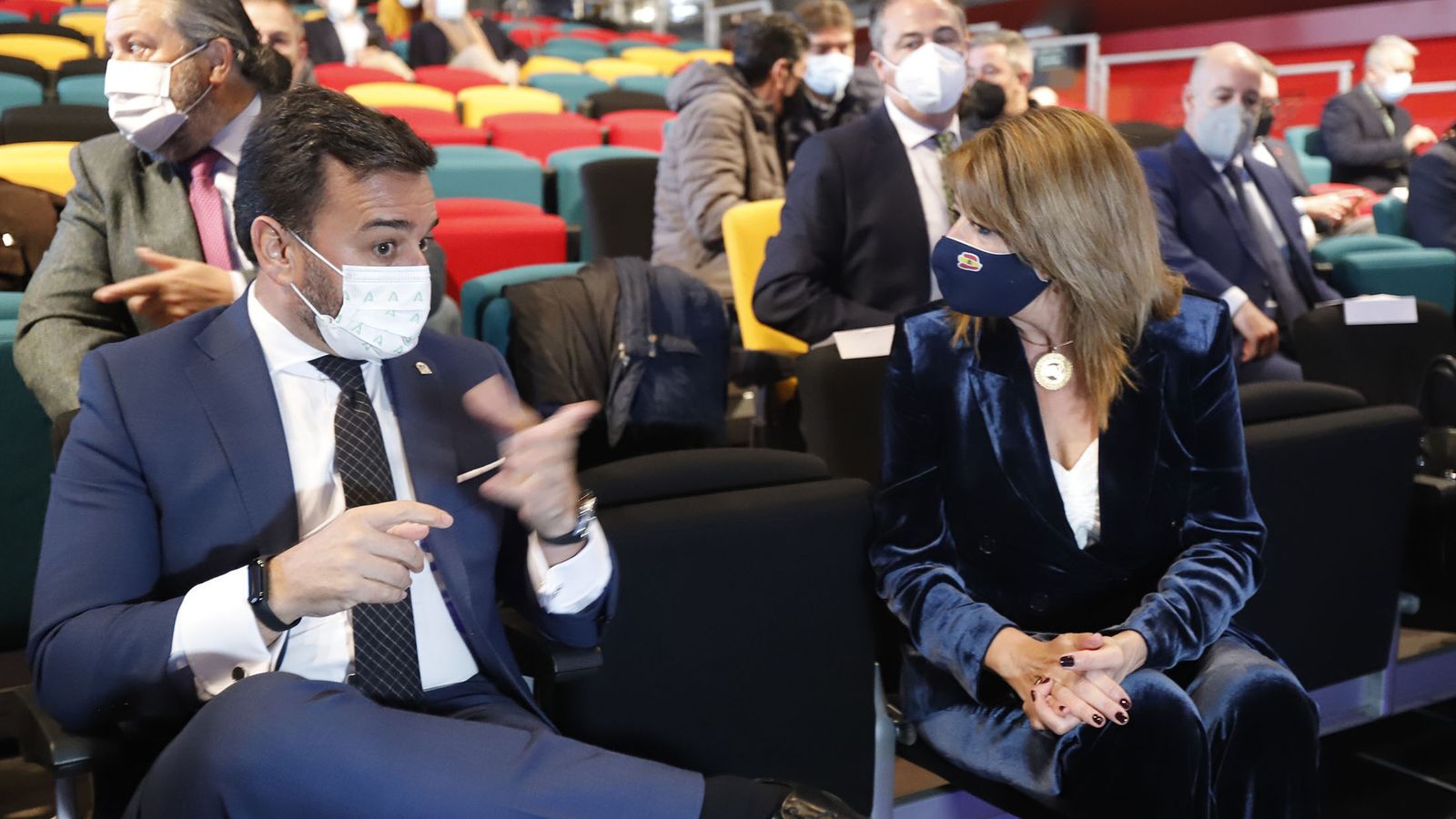 El viceconsejero de Turismo junto a la presidenta del Puerto de Huelva.