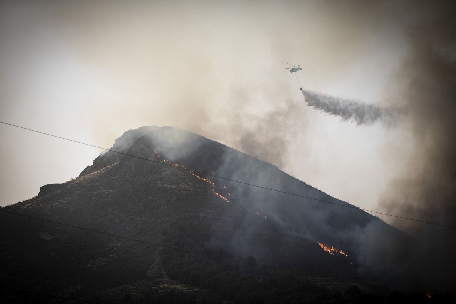 El fuego obliga a desalojar viviendas y se acerca a urbanizaciones de Albolote