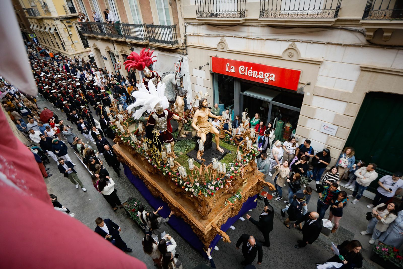 Mira como la cena sale a las calles de Almería tras las lluvias