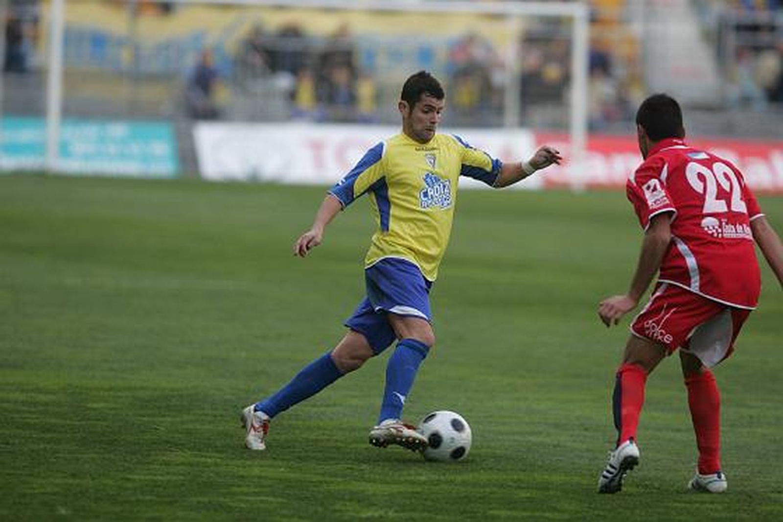 Cristian, que volvía tras una jornada suspendido, intenta regatear a Jorge Pérez.   Foto: Jesús Marín