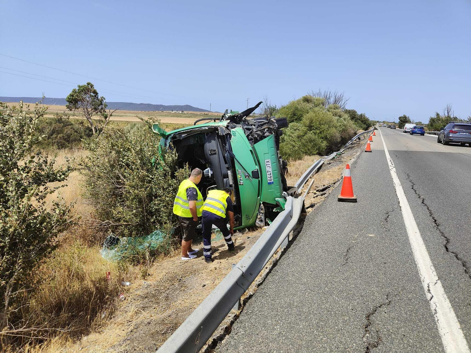 El autobús implicado en el accidente, volcado en el arcén