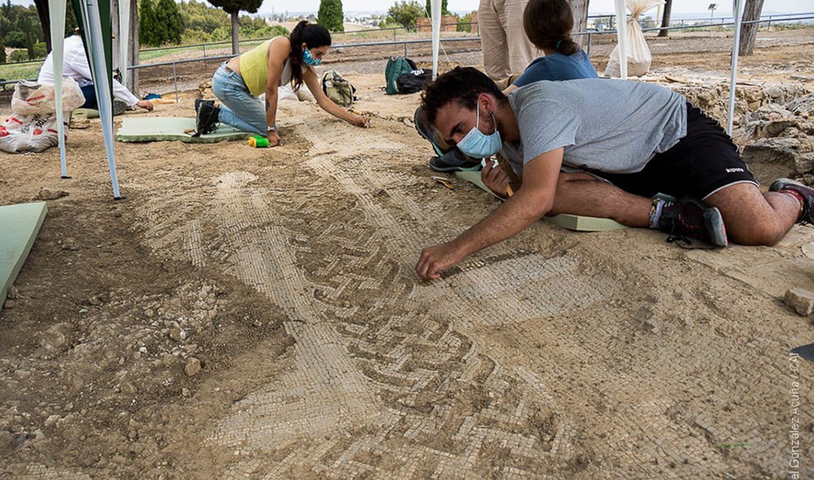 Trabajos de excavación en la Casa de Patio Rodio,  donde han aflorado los tres nuevos mosaicos.
