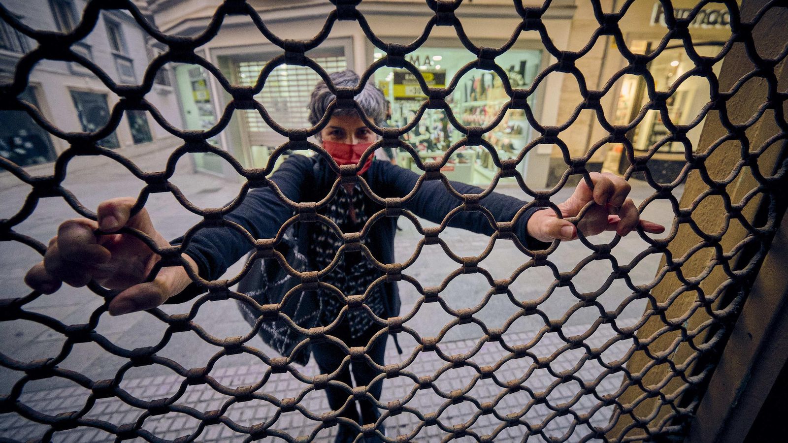 Silvia Cardeñosa, cerrando su tienda, ‘Tierra’, en la calle Compañía de Cádiz, a las seis de la tarde de ayer.