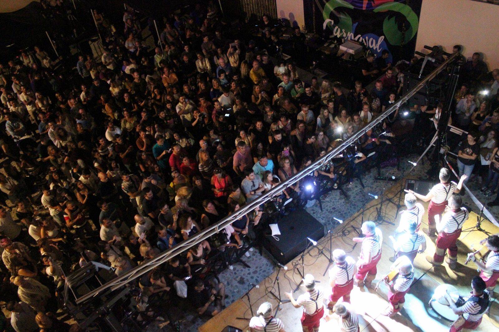 Momento de la actuación de la comparsa Los luceros, de Ángel Subiela.