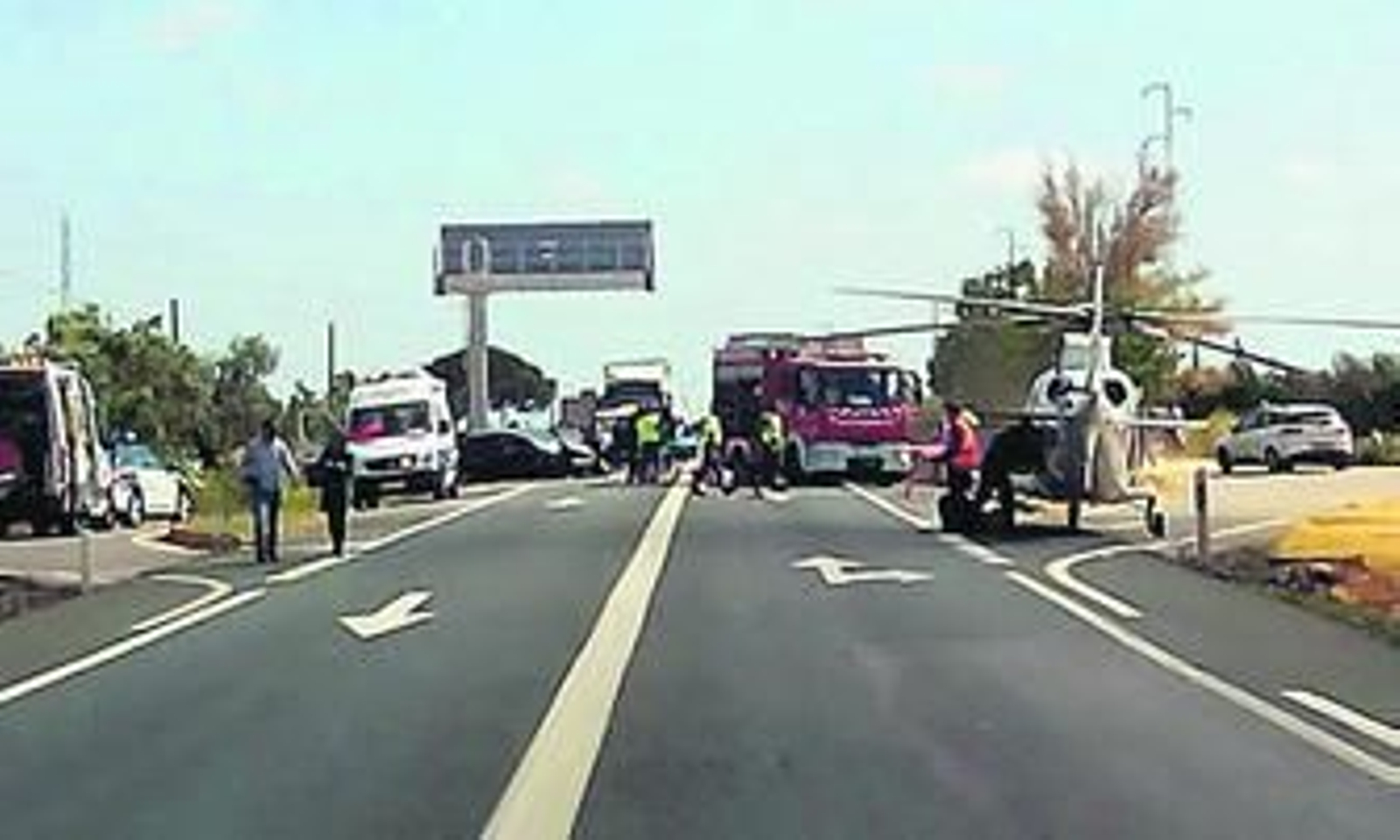 Los Bomberos y los servicios sanitarios actuando ayer en el lugar del accidente.