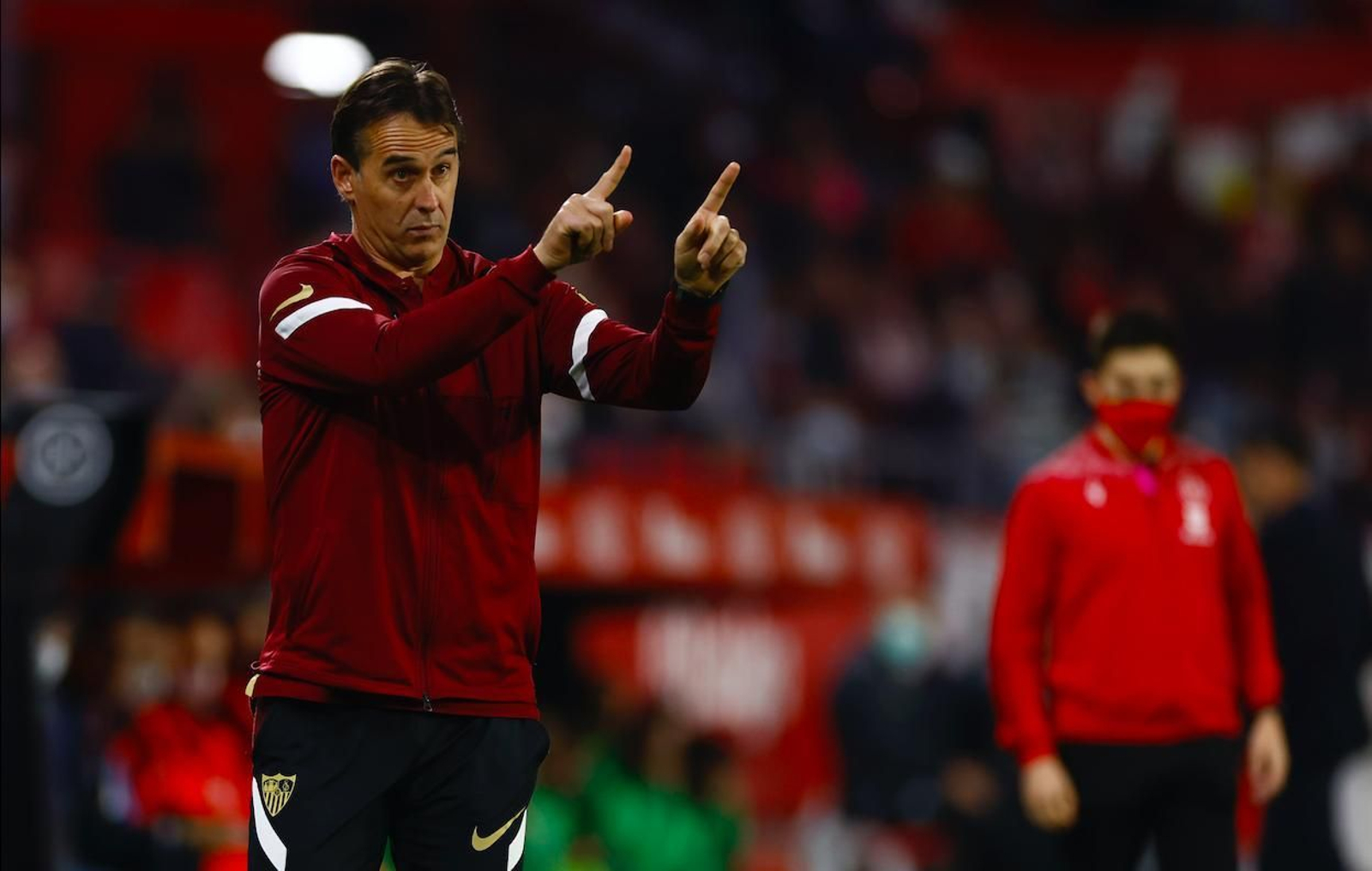 Lopetegui hace una indicación en el partido ante el Elche.