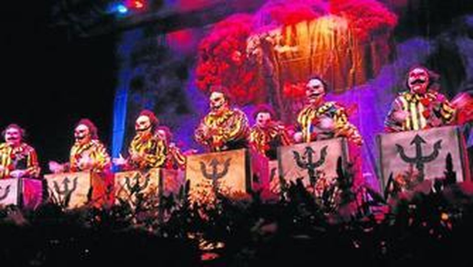 Un instante de la actuación de la 'Comparsa sorpresa' en Málaga, el pasado martes.