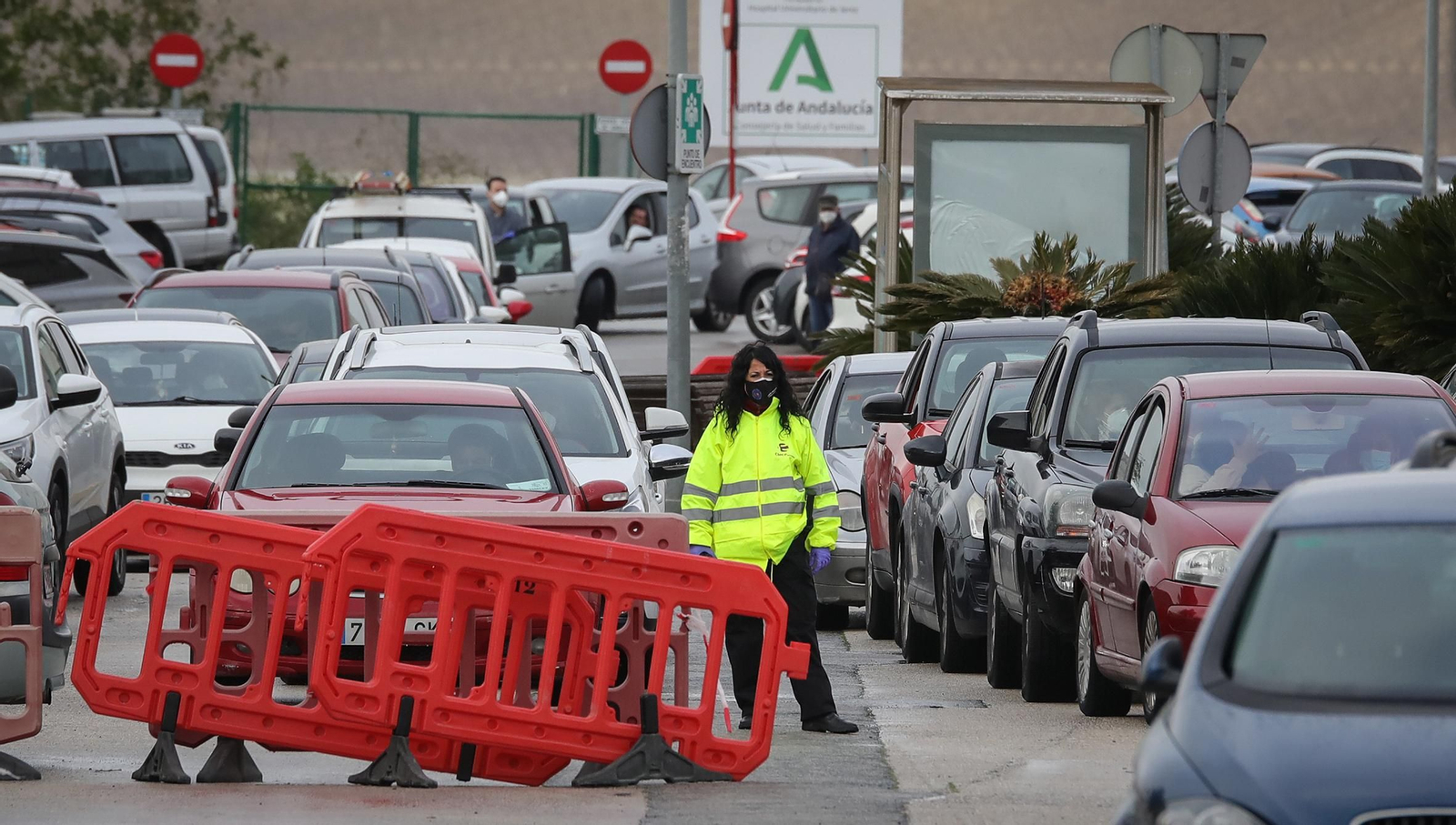 Saturación en el Covid-Car por la gran afluencia de usuarios hoy domingo para hacerse las PCR