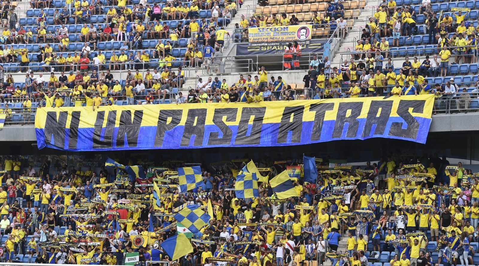 Imagen de archivo de aficionados en las gradas de Fondo Sur.