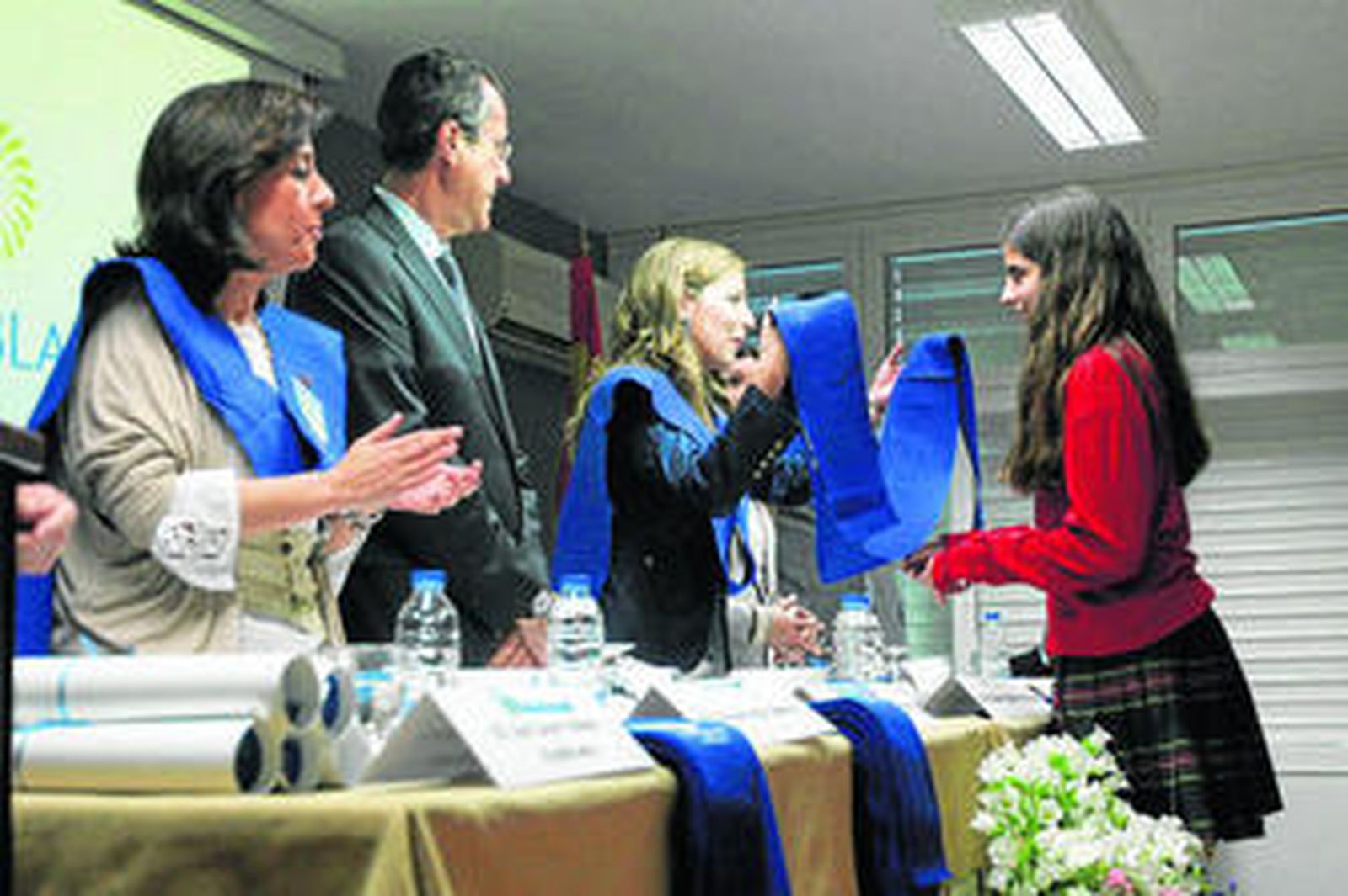 Un momento de la imposición de las becas en el colegio Puertoblanco.