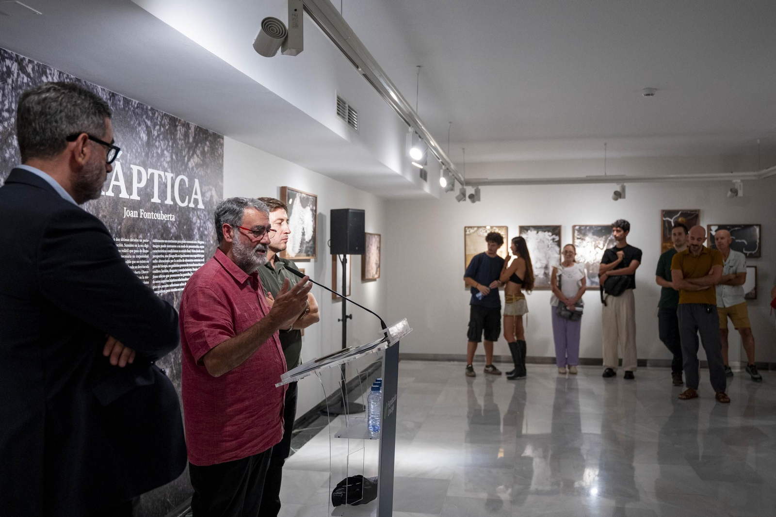 El comisario Sema D'Acosta y el artista Joan Fontcuberta presentan la exposición Háptica de la Fundación Unicaja