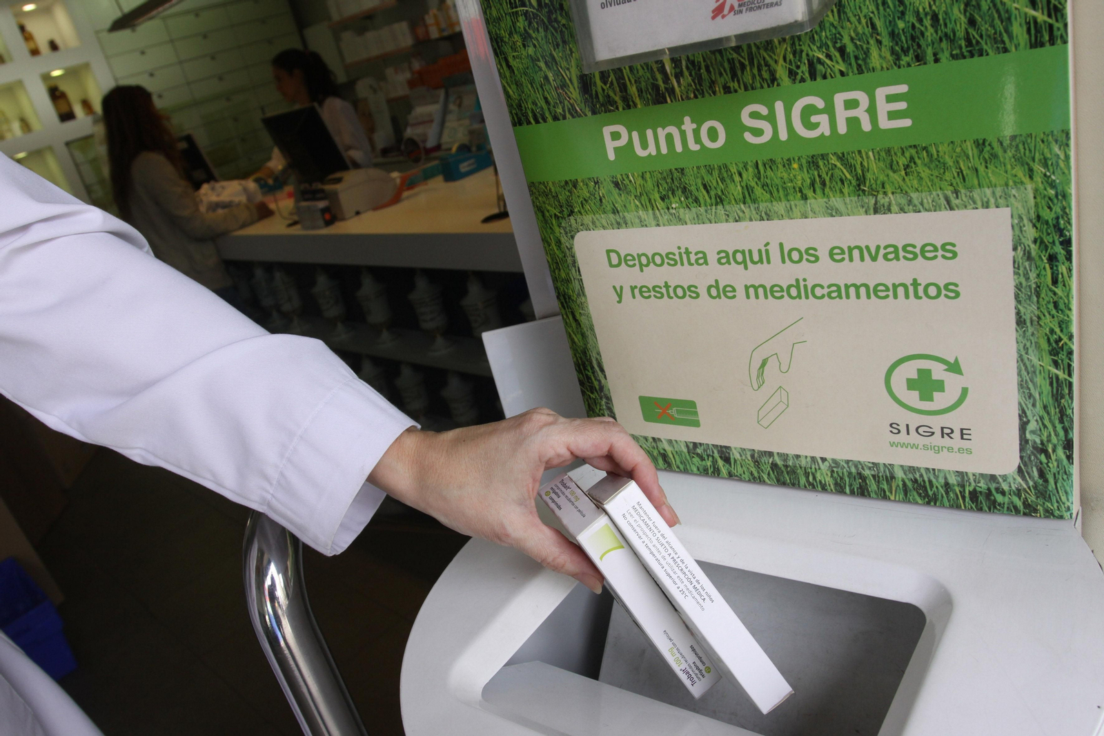 Uno de los puntos de recogida que hay en las farmacias para reciclar envases y fármacos inservibles.
