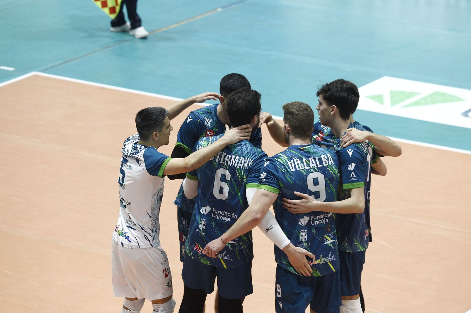 Los ahorradores celebran uno de sus puntos conseguidos en su encuentro frente a los canarios.