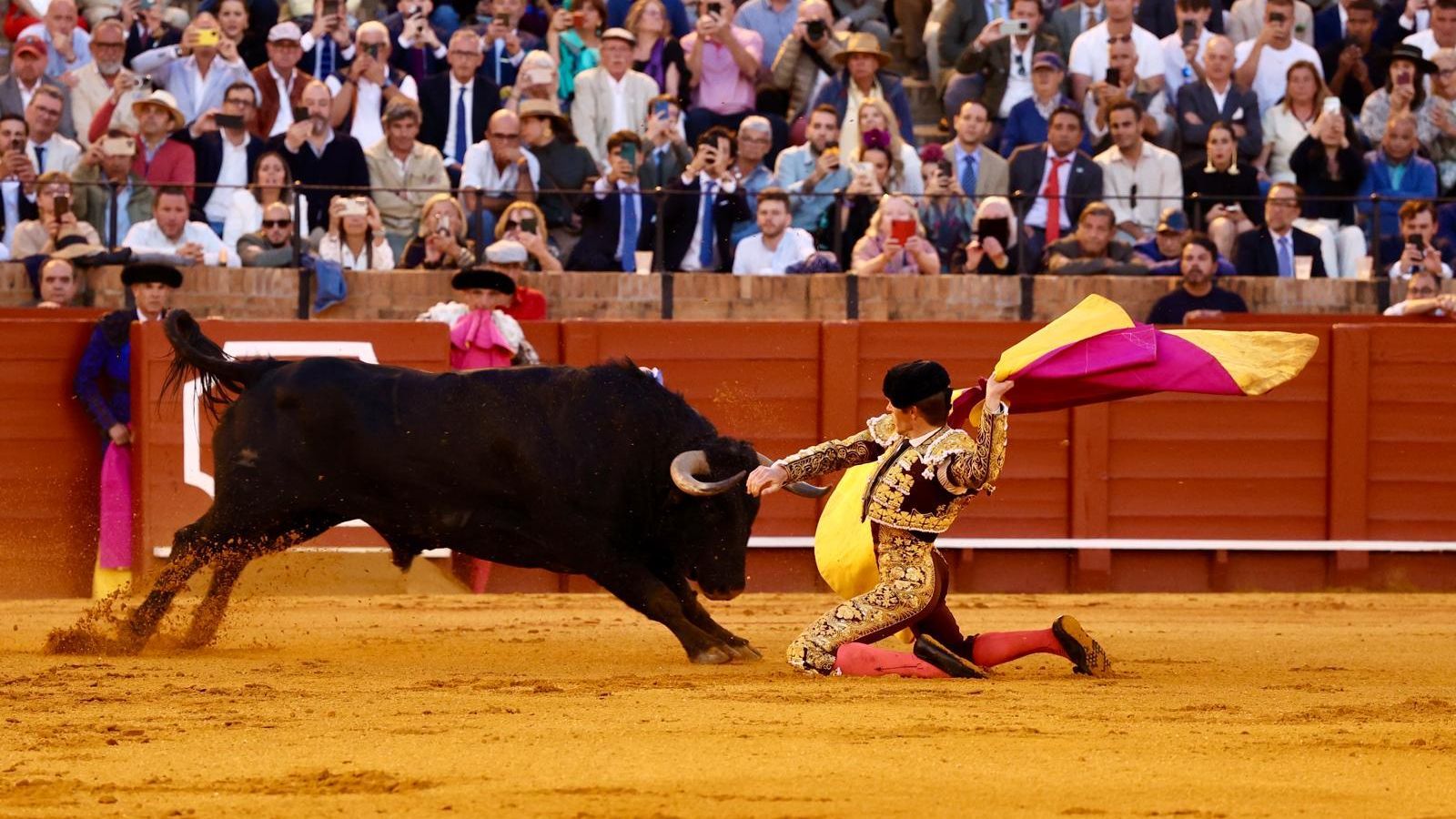 Persiguiendo el triunfo, a portagayola se fue Borja Jiménez para recibir a ‘Almirante’, último toro de la tarde. 
