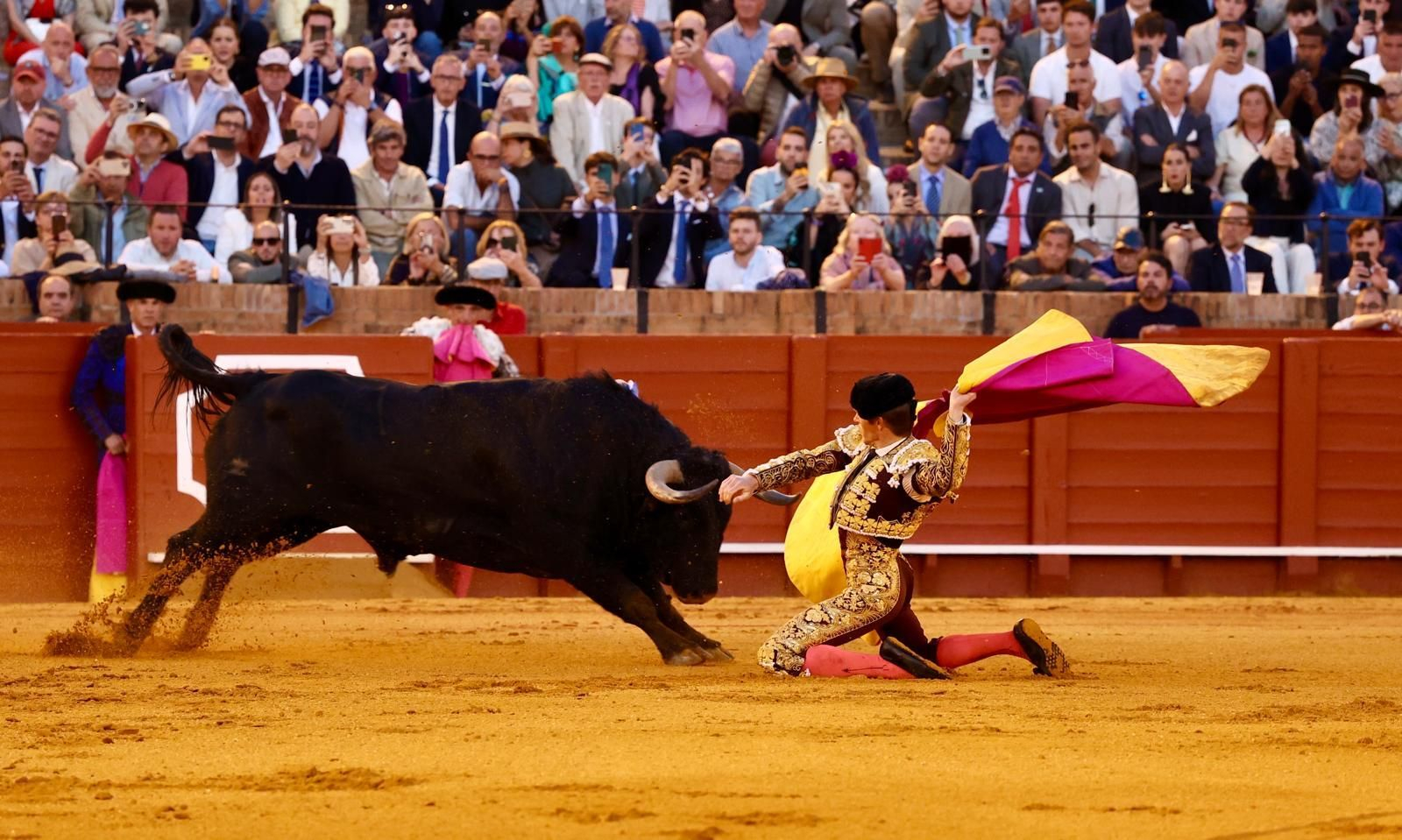 Borja, ante la puerta de chiqueros para saludar al sexto