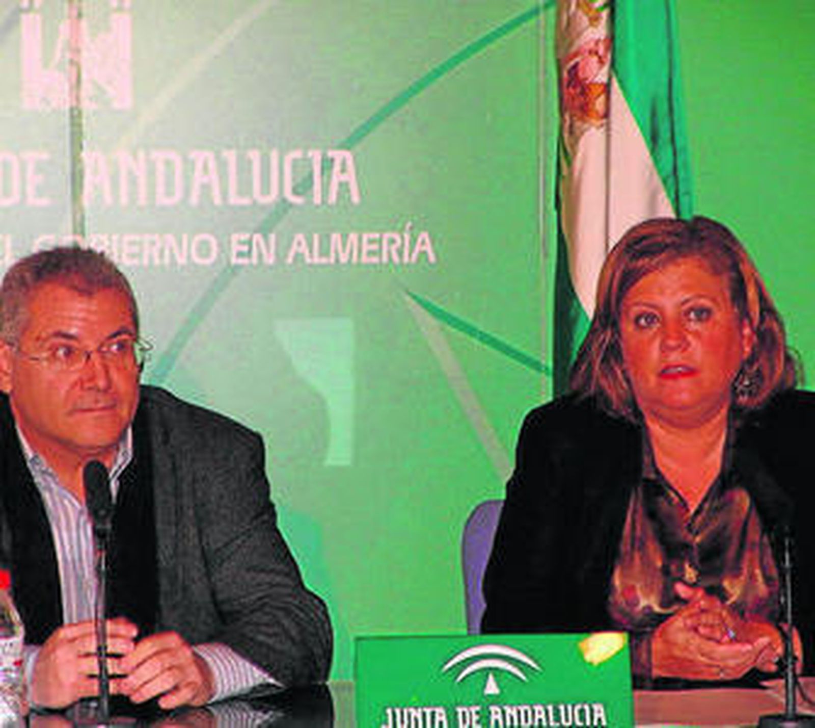 El jefe de Servicio de Intermediación de Empleo y la delegada Francisca Pérez.