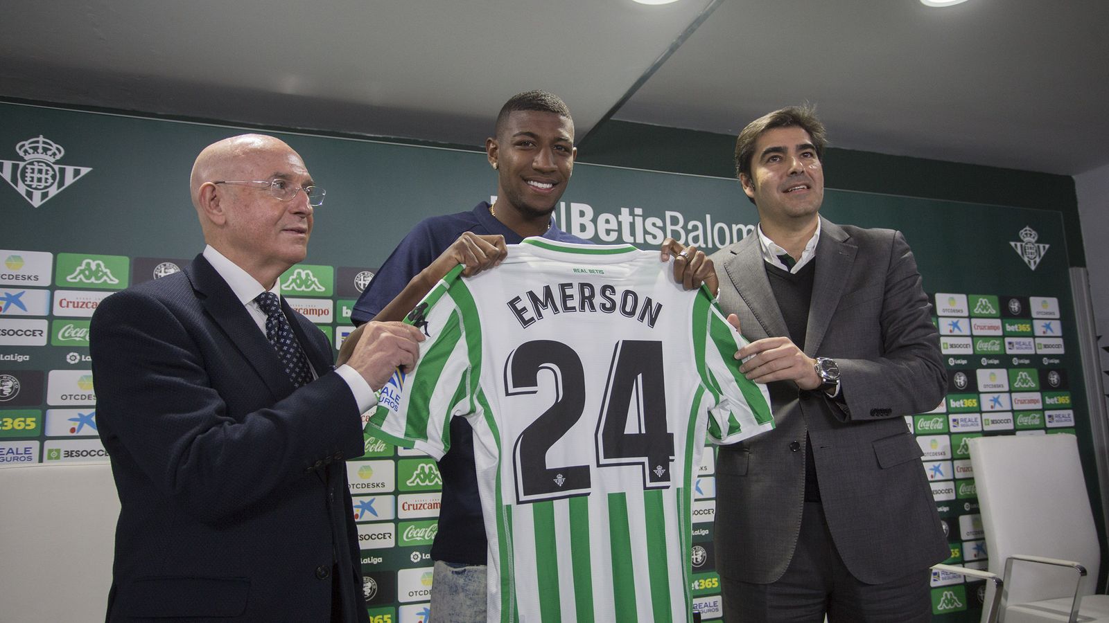 Emerson posa entre Serra Ferrer y Ángel Haro.