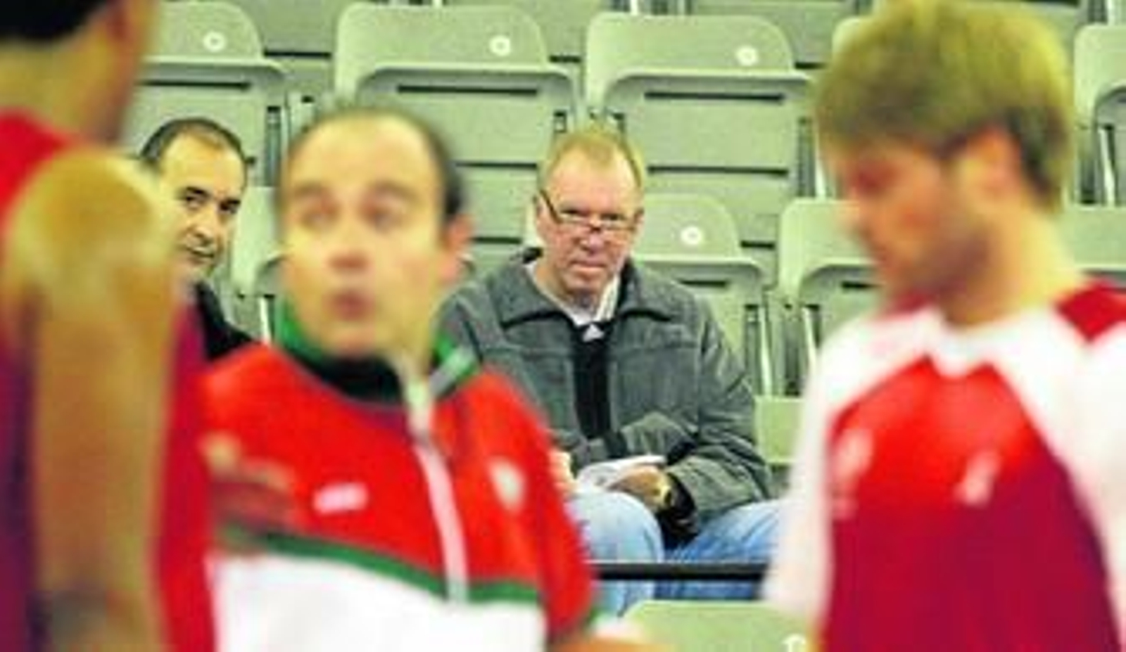 Antonio Meceiras y George Felton toman nota en las gradas del entrenamiento que ayer llevóa cabo el CB Granada.