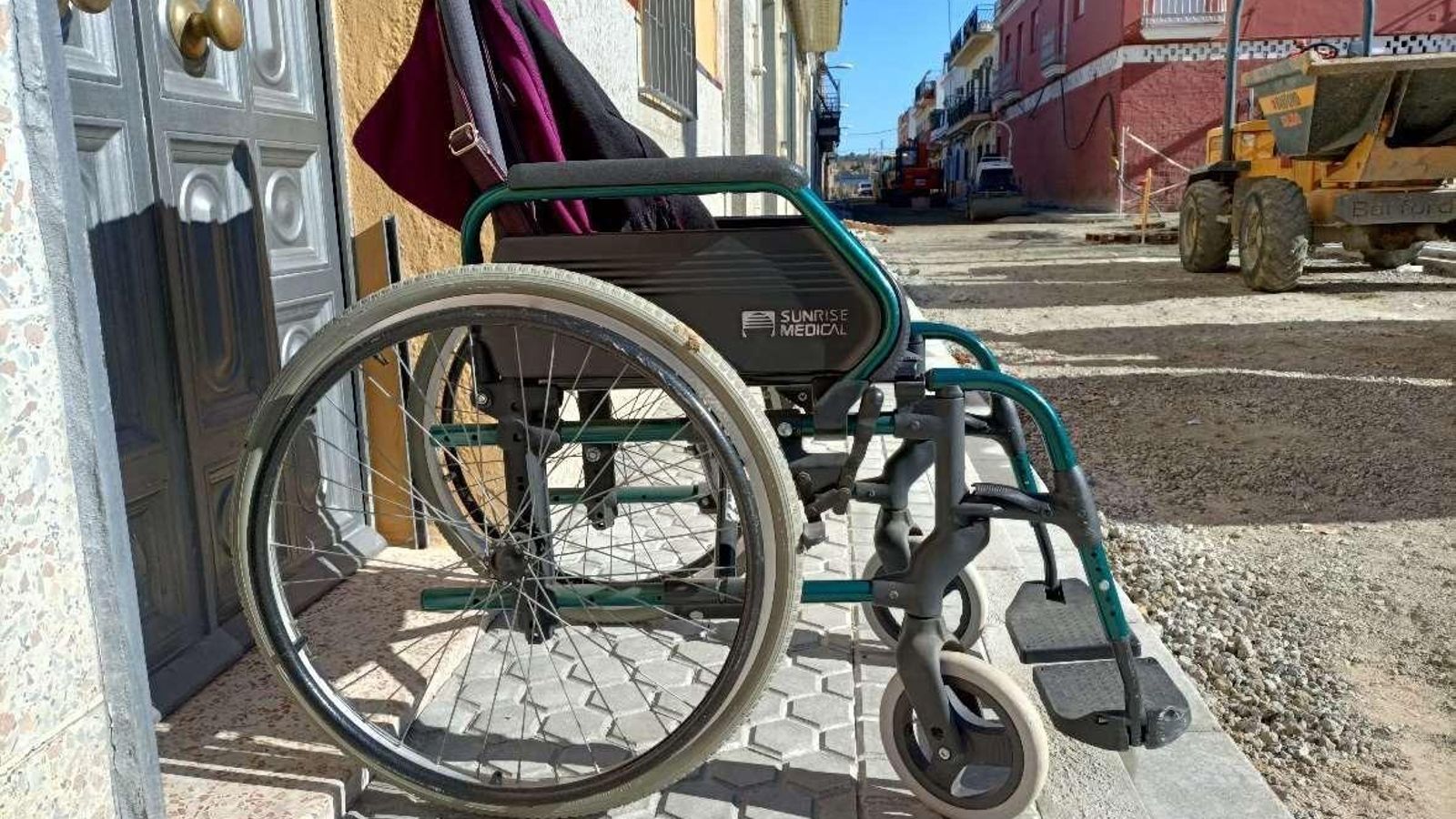 La medida de las aceras de Bellavista en relación a una silla de ruedas.