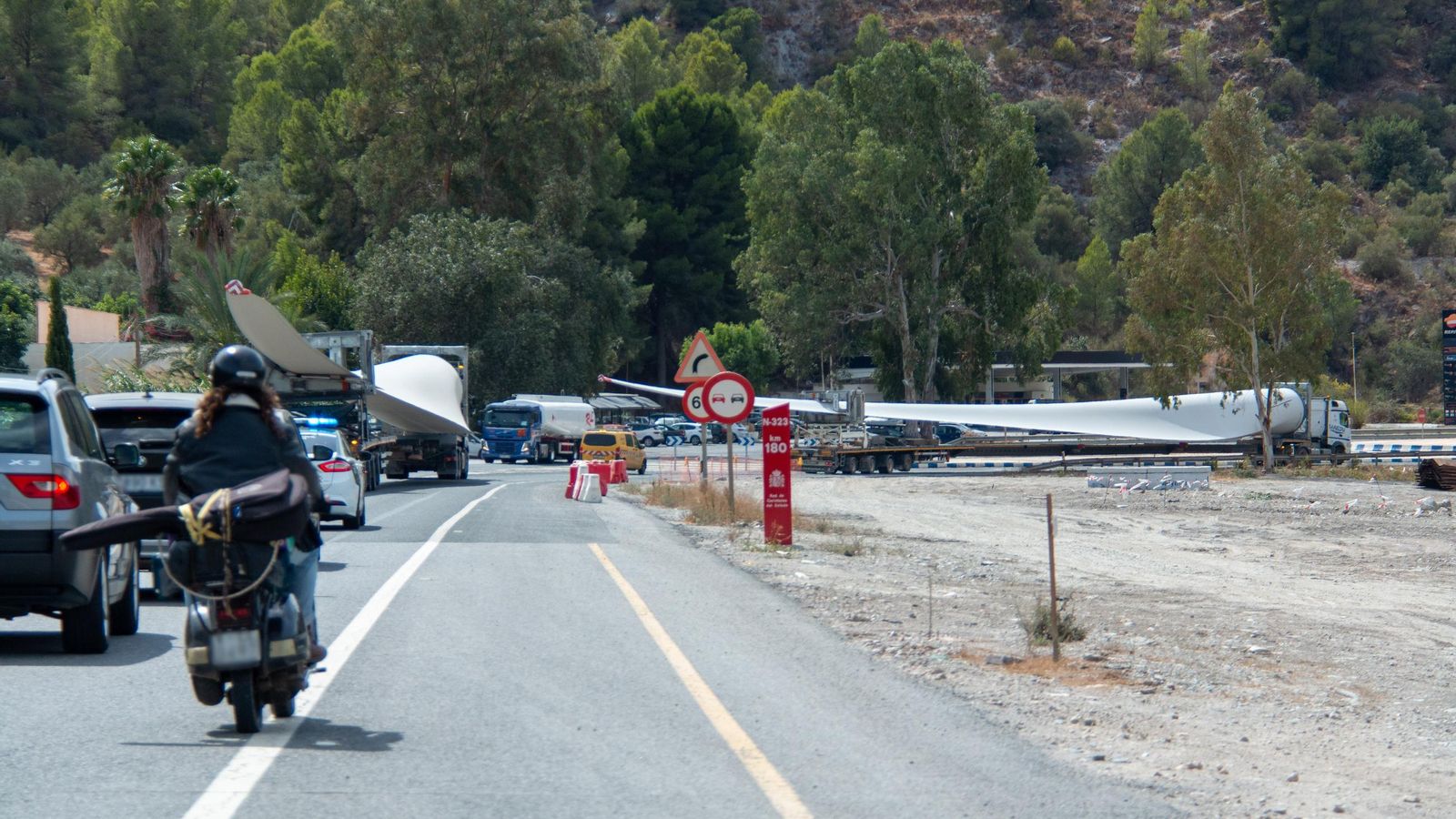 La Guardia Civil de Tráfico ha escoltado las palas por la antigua carretera de la Costa