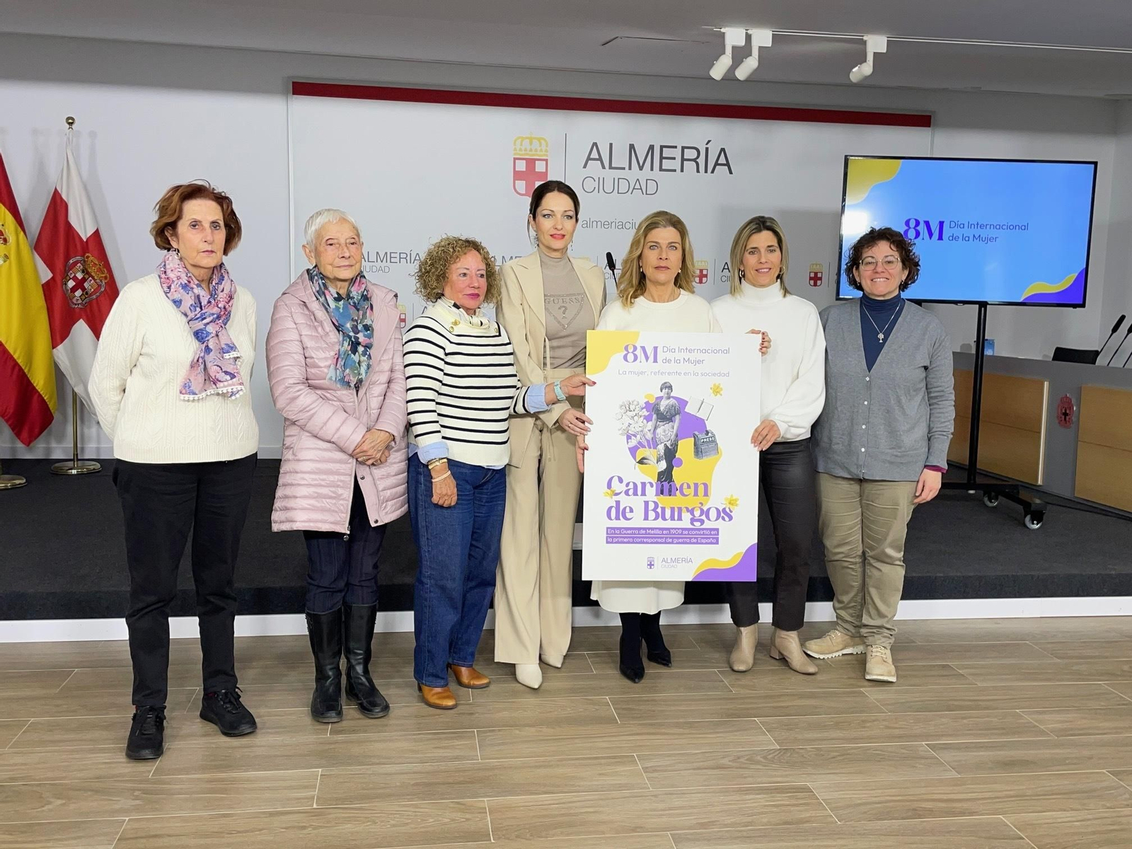 La concejal Paola Laynez, con el cartel del 8M