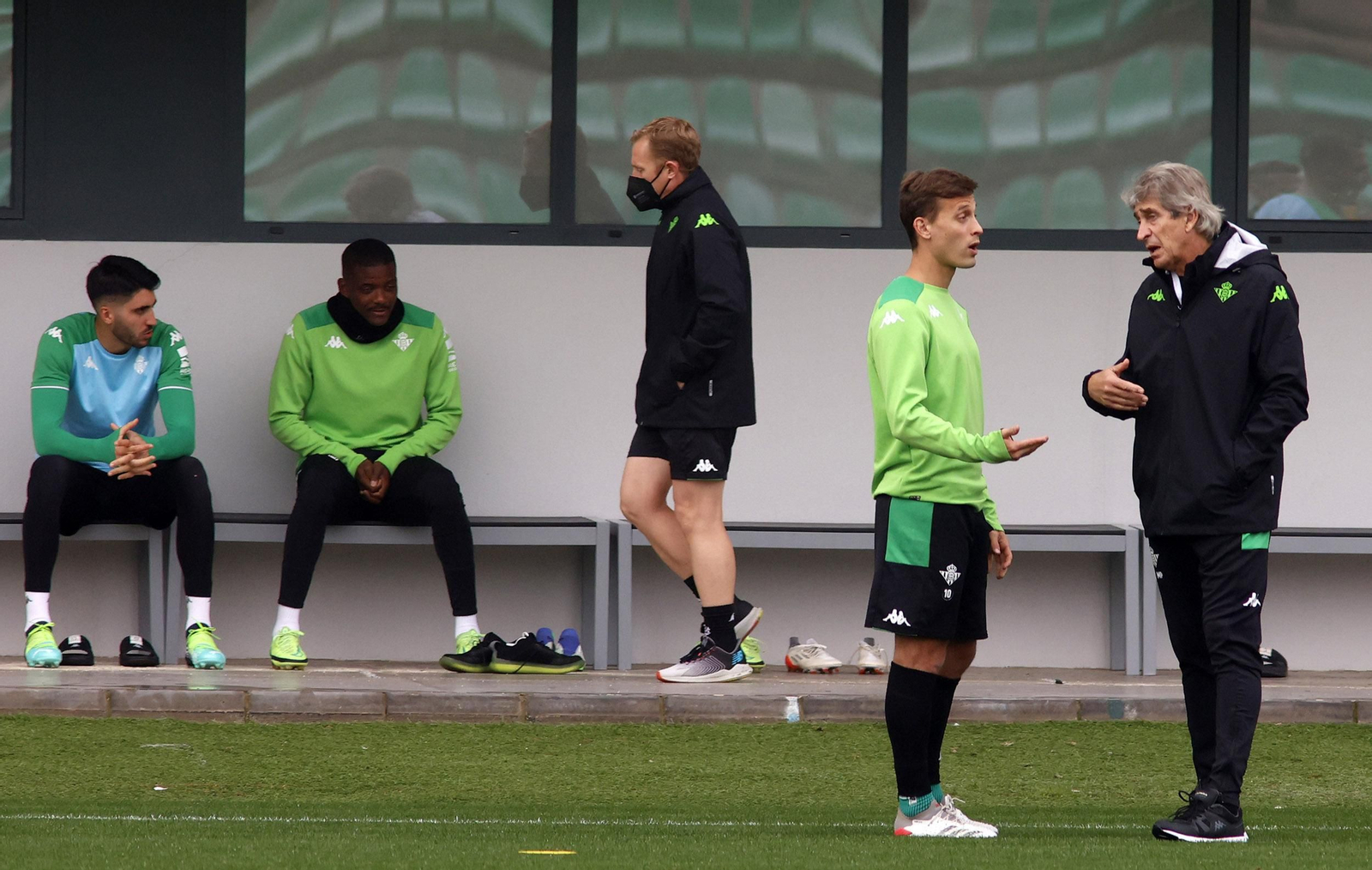 Canales dialoga con Pellegrini durante un entrenamiento.