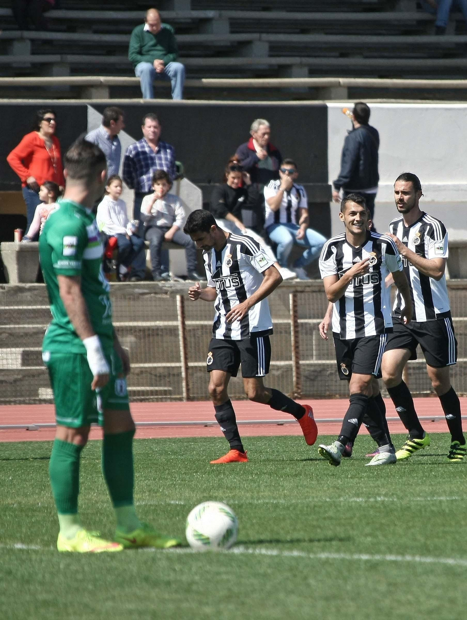 Stoichkov festeja su tercer gol, ante la decepción de un jugador visitante.