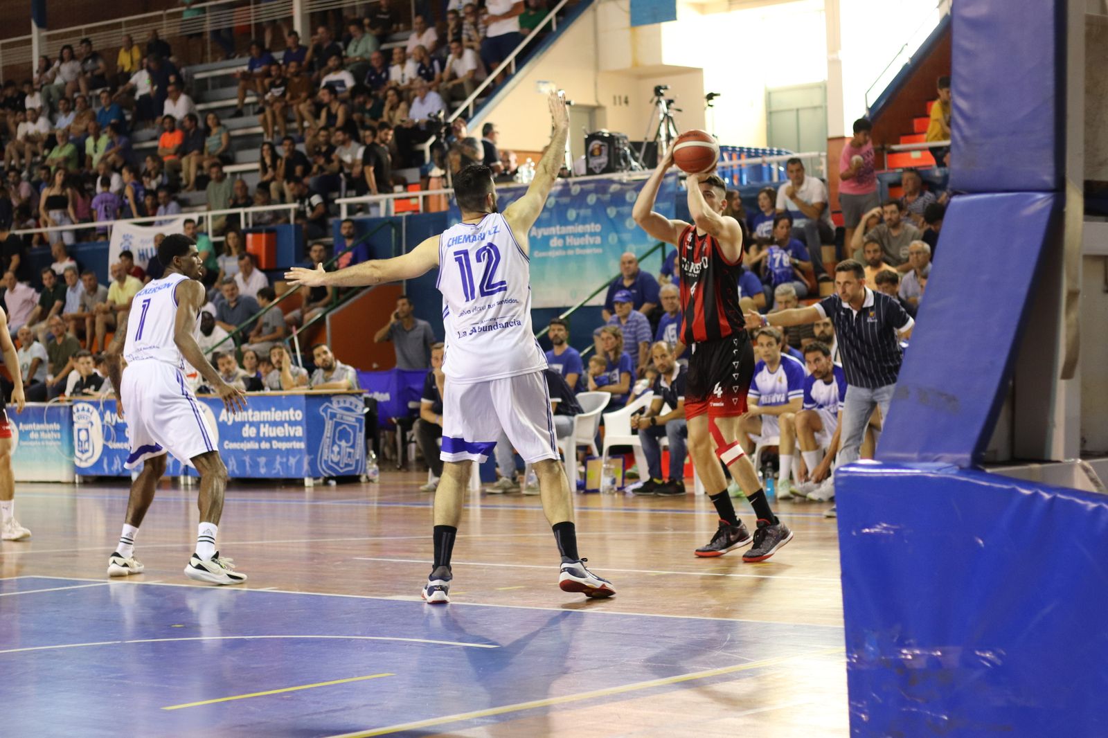 Imágenes de la primera jornada de la fase final a LEB Plata: CB Puerto Sagunto vs Ciudad de Huelva