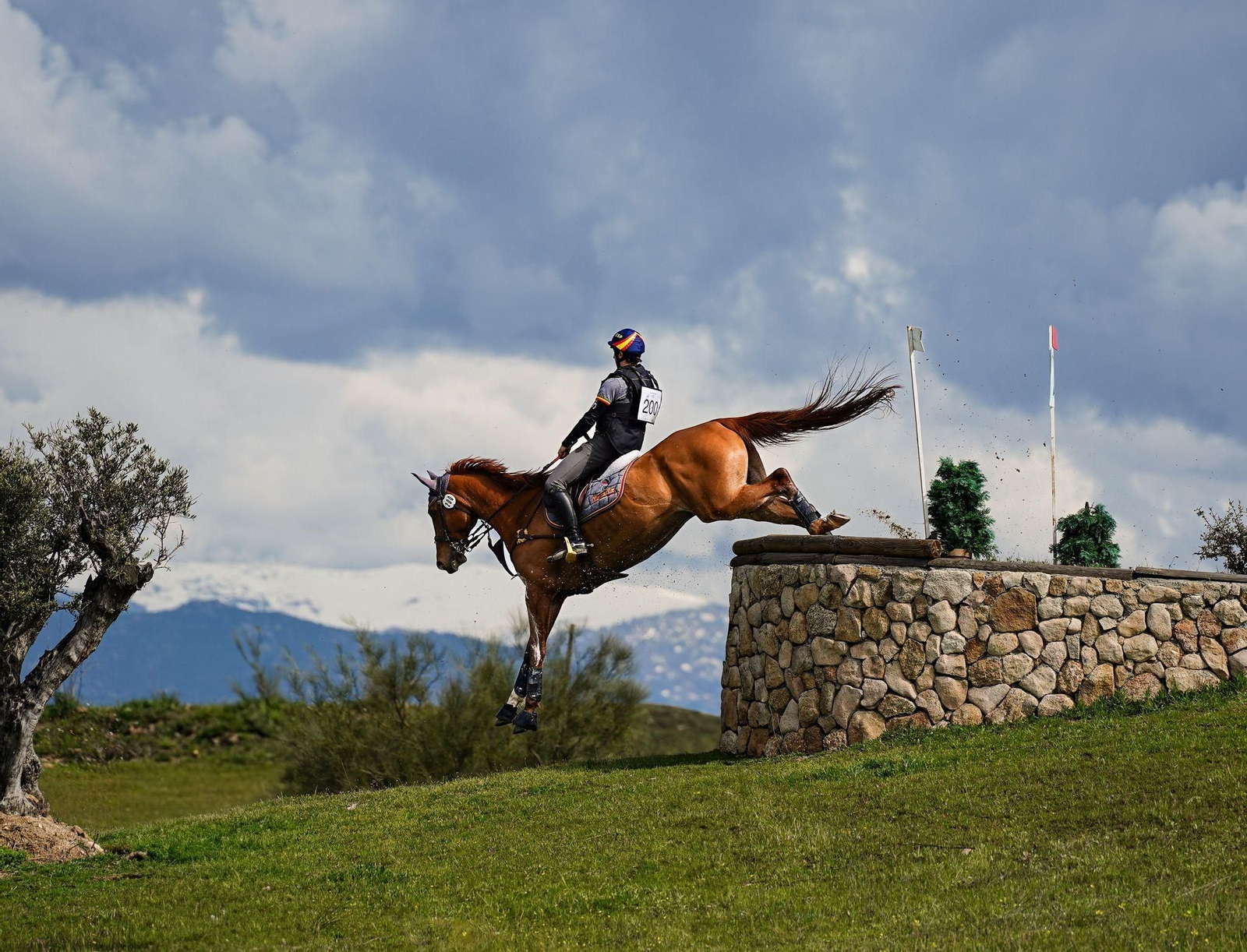 Alfonso Bilbao realiza un salto con su caballo ‘Cascabel’ durante un ejercicio