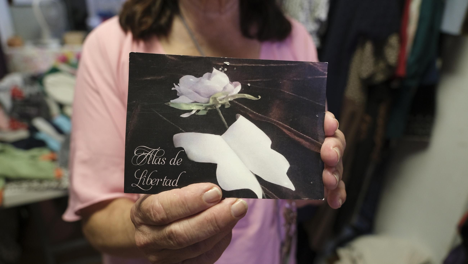 Las imágenes de la asociación que regala libros y ropa a las personas sin hogar en El Zapillo