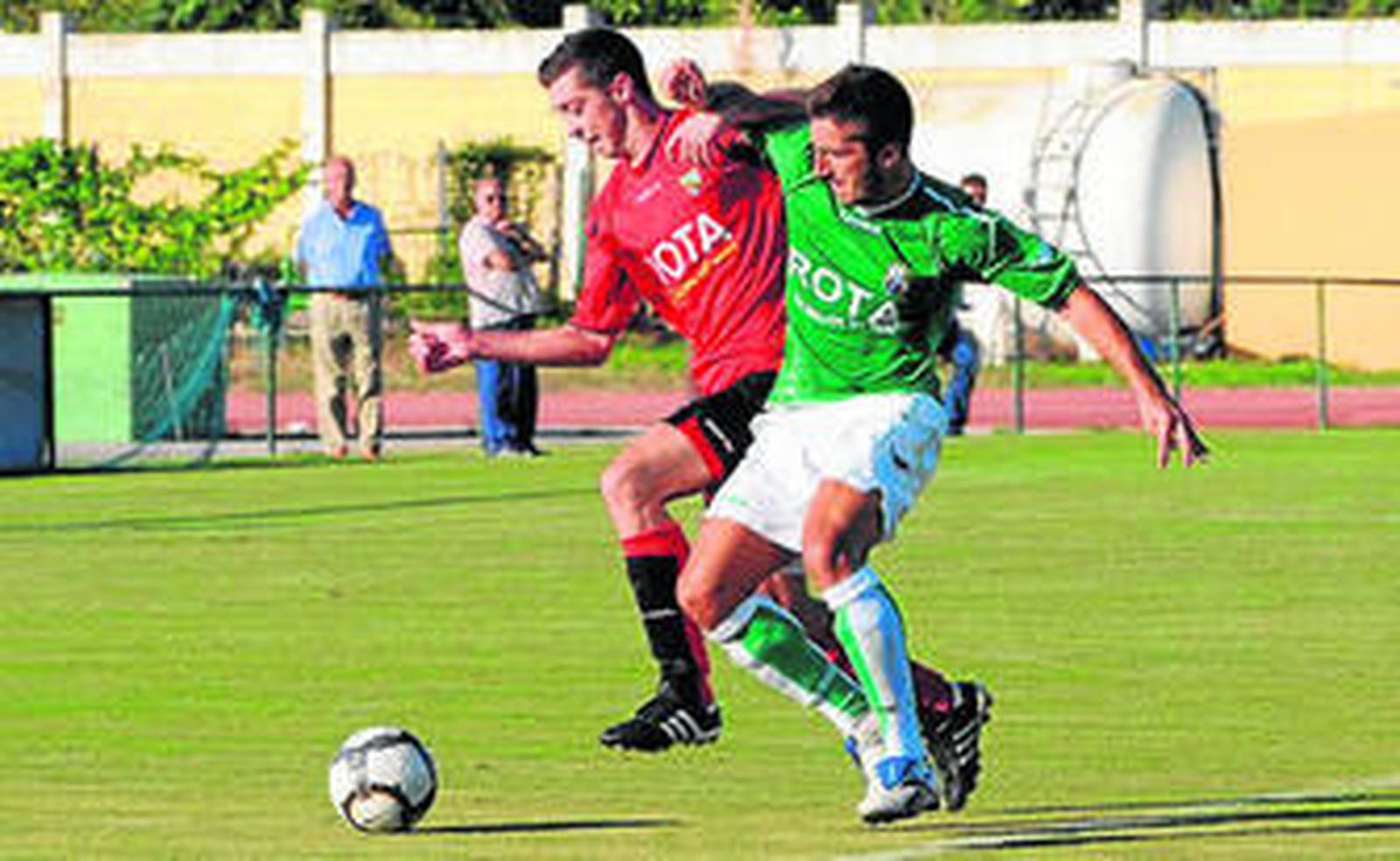 Imagen del derbi de la primera vuelta en el Navarro Flores.