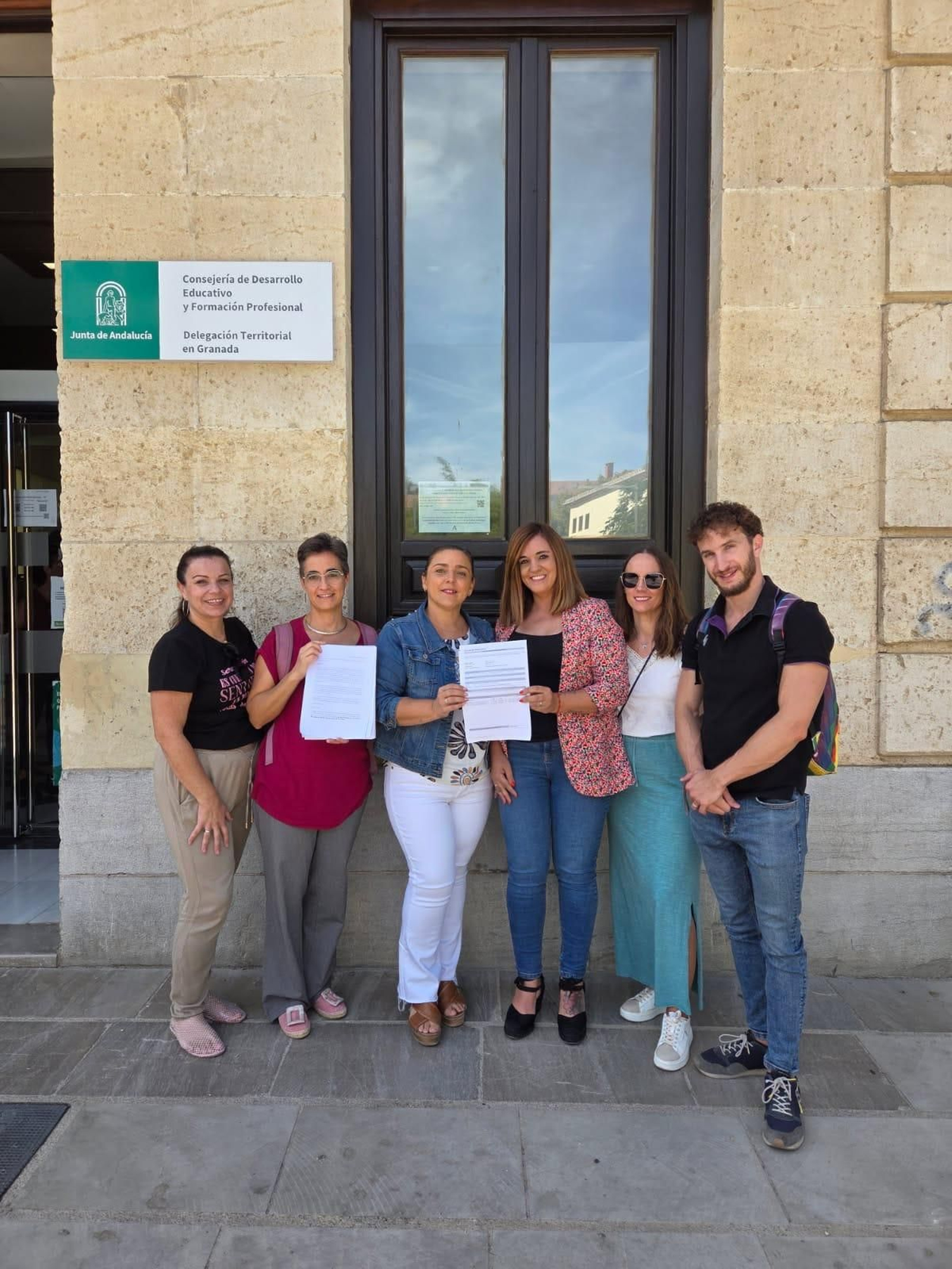 Representantes de la comunidad educativa a las puertas de la delegación.