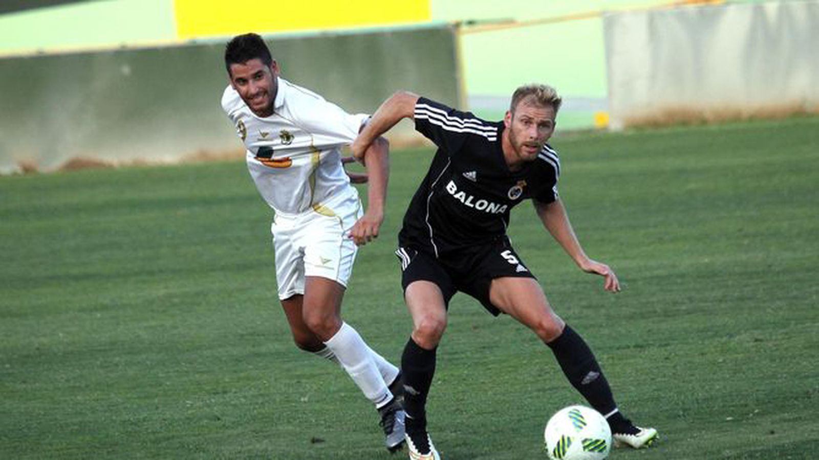 Joe protege el balón de Salva durante un amistoso entre la Balona y la UD Los Barrios.