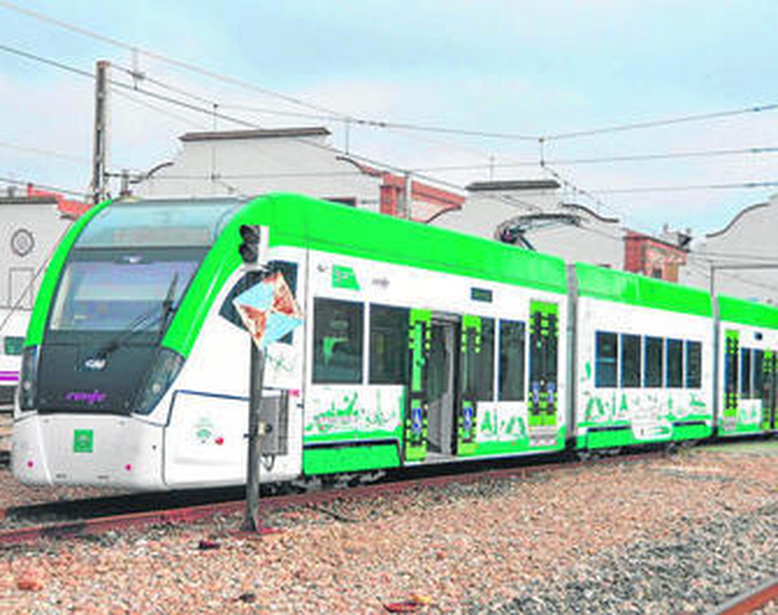 La primera unidad del tren-tranvía, en los talleres de Santa Justa, antes de iniciar su traslado a La Isla en 2014.