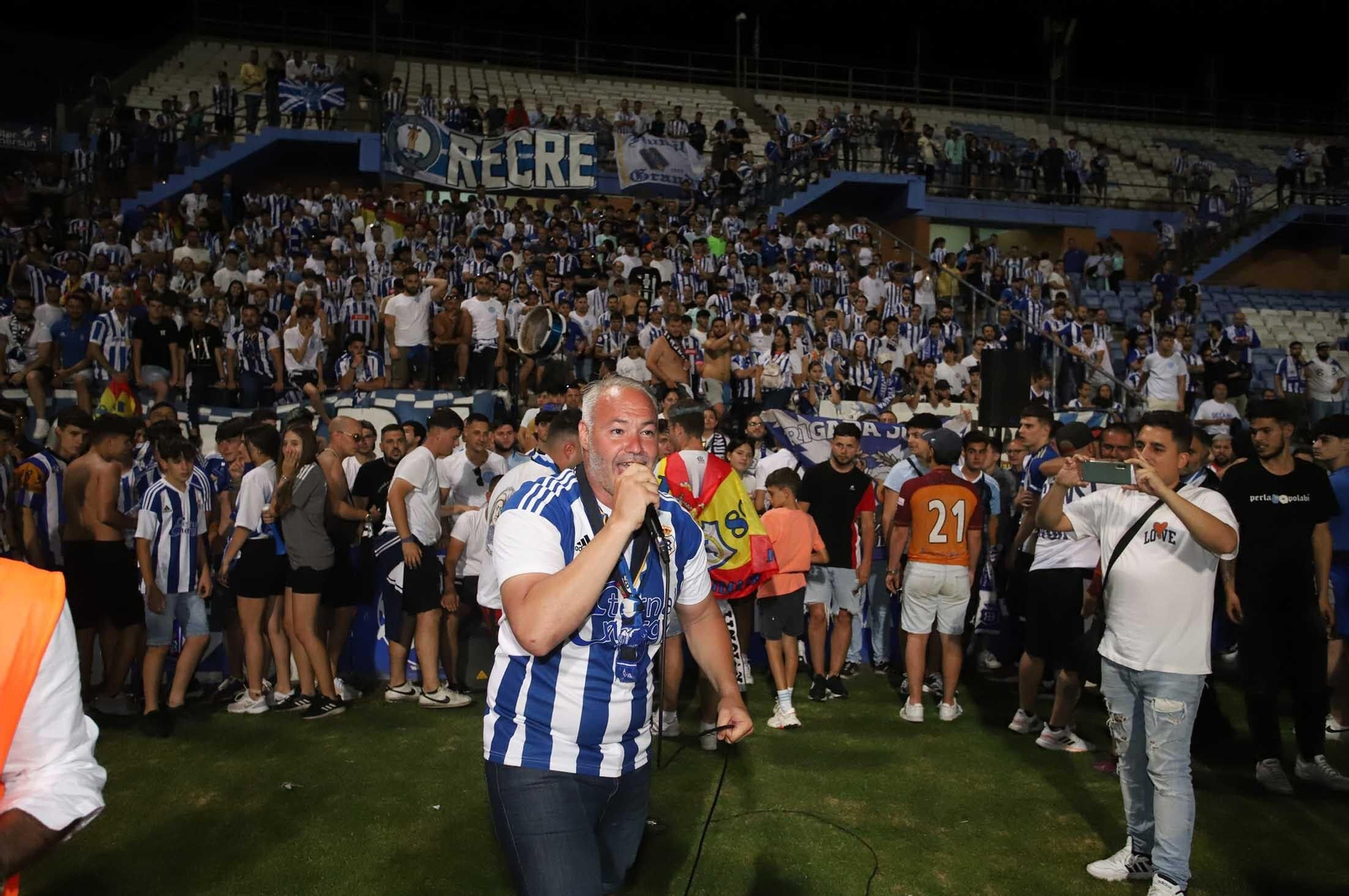 Imágenes del gran ambiente en el Nuevo Colombino en el ascenso del Recre