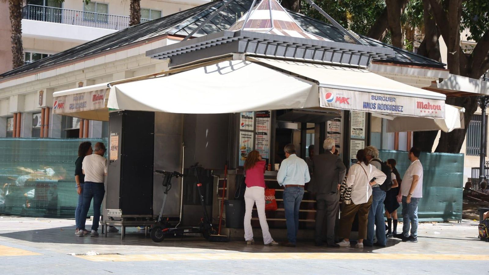 Hamburguesería de los Hermanos Rodríguez en la Plaza de las Monjas llena de gente.