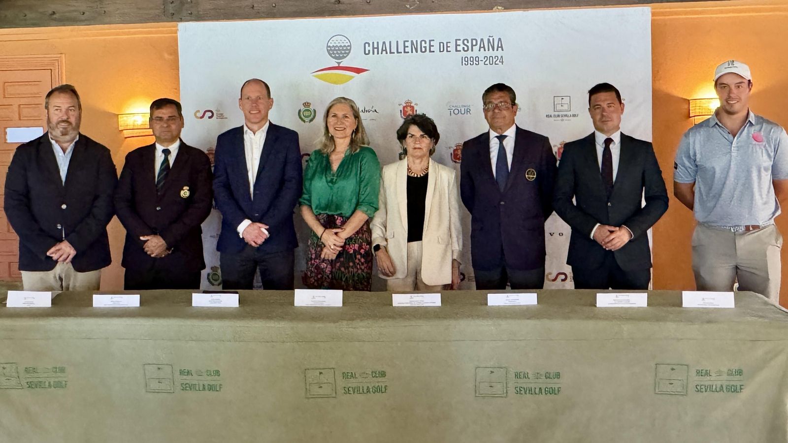 Imagen de la presentación del Challenge de España, en el que aparecen de izquierda a derecha, avier Gervás (JGolf), Pablo Mansilla (RFGA), Jamie Hodges (Challenge Tour), Claudia Hernández (RFEG), Carmen Ortiz Laynez (JJ.AA.), Rafael Domínguez (RCSevillaGolf), Francisco Jesús Mora (Ayto. Alcalá de Guadaíra) y Víctor Pastor.