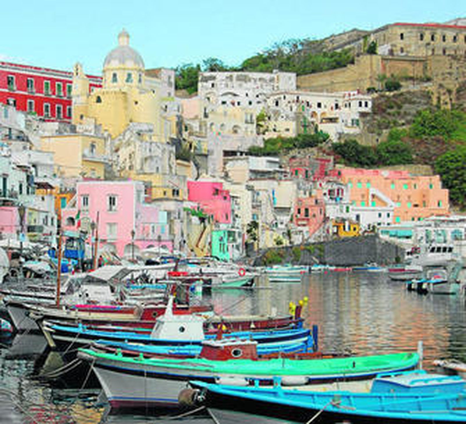 Vista general de la Marina Corricella, en la isla de Procida, al atardecer.