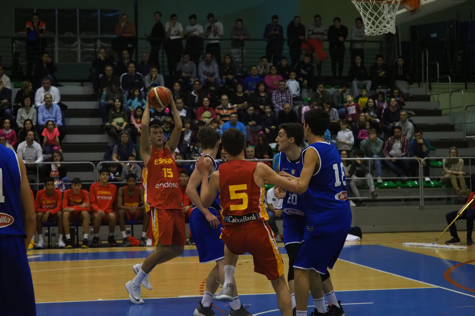 Pablo León captura un rebote ante Italia.