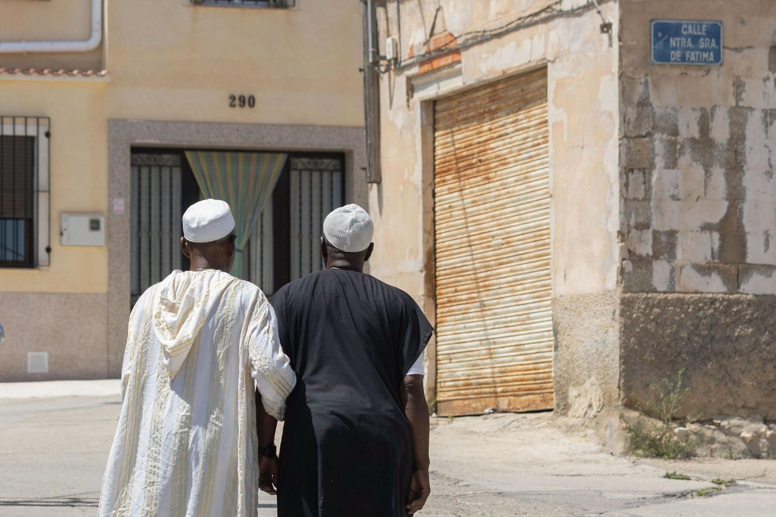 Dos hombres de origen marroquí en el barrio de Nuestra Señora de Fátima de Jumilla.